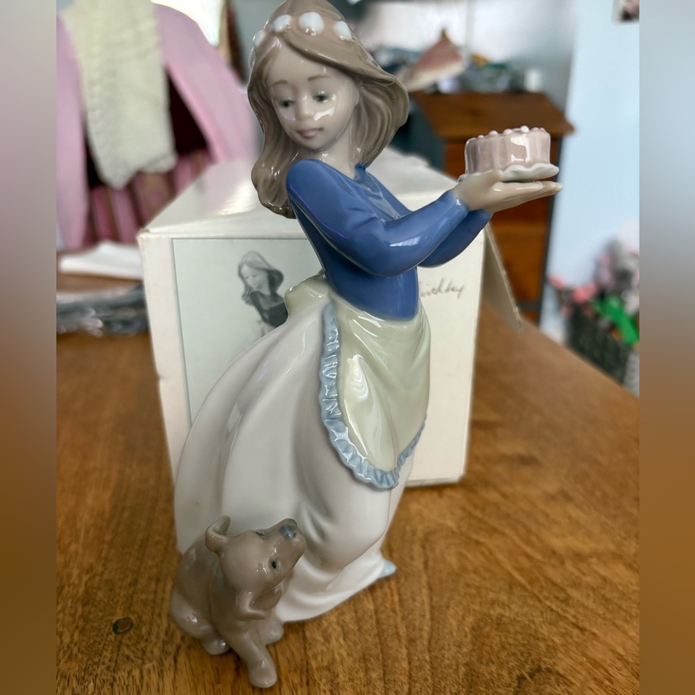 Lladro NAO Cumpleanos Del Perrito Porcelain Figurine 01045